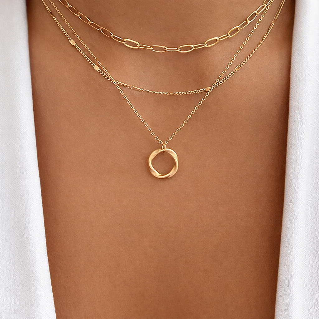 Collana classica in oro a strati con ciondolo