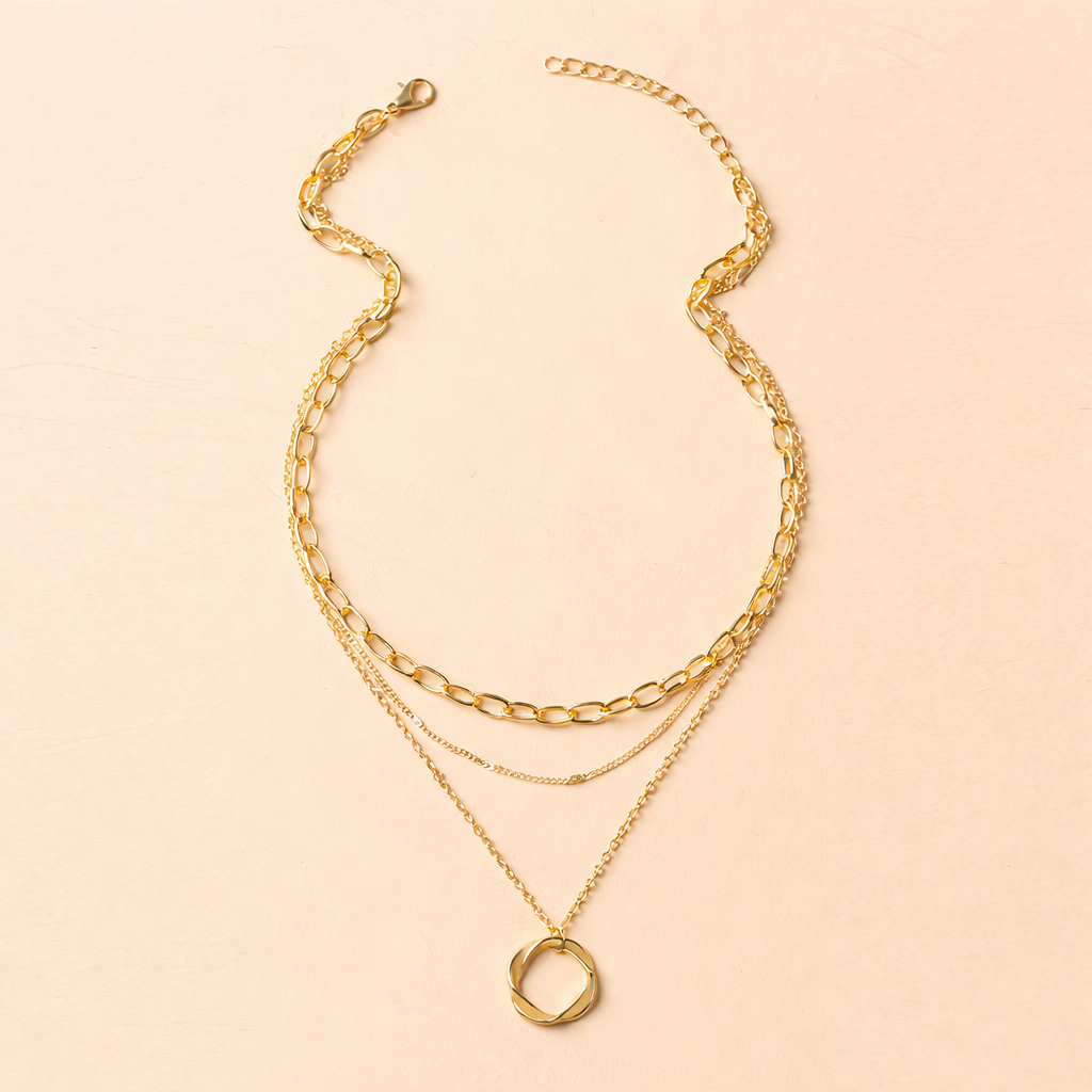 Collana classica in oro a strati con ciondolo