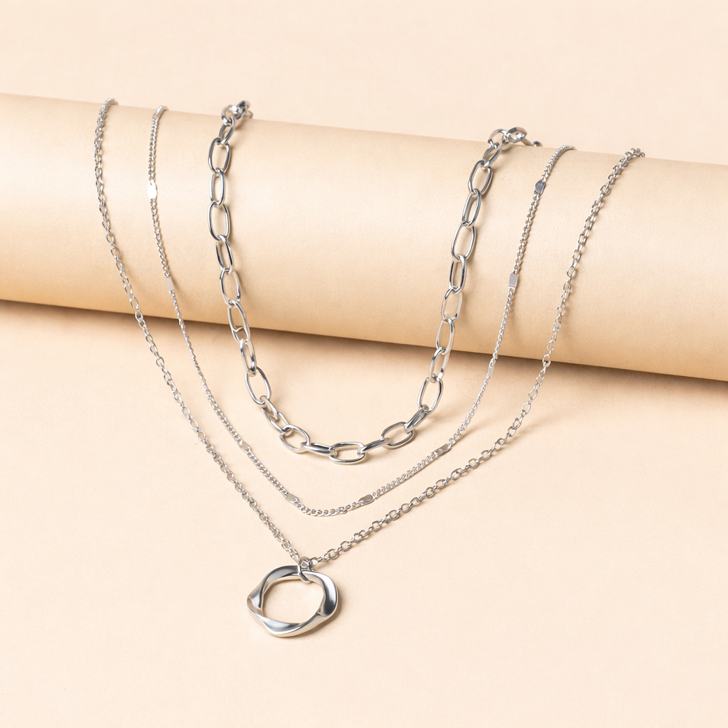 Collana classica in oro a strati con ciondolo