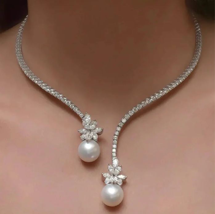 Elegante collana lucida con perle in argento sterling